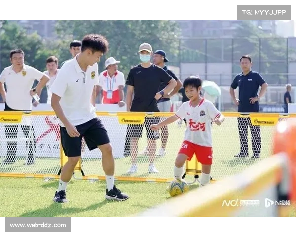 马赛训练基地开放日，千名球迷参与互动活动。